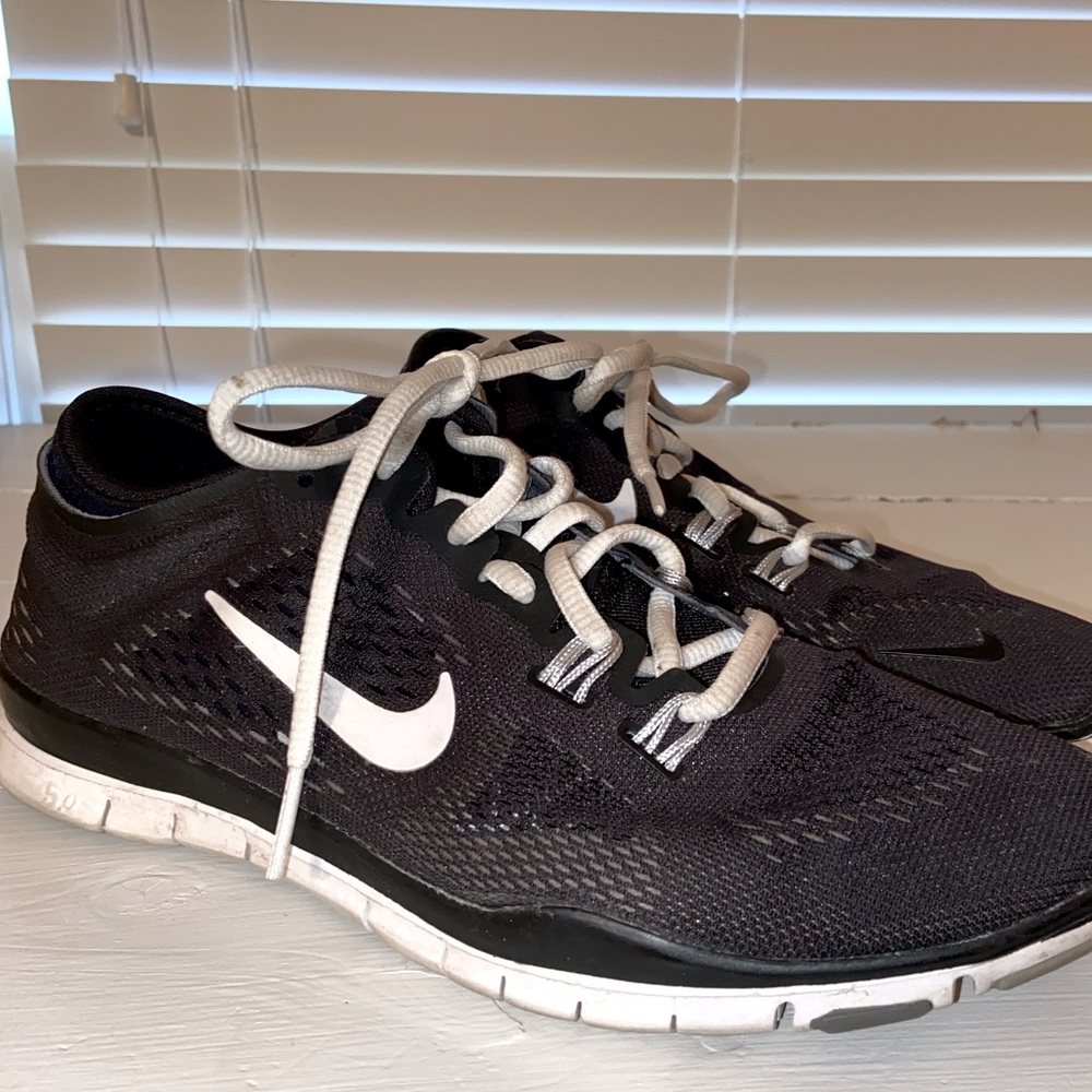 Black Nike Tennis Shoes